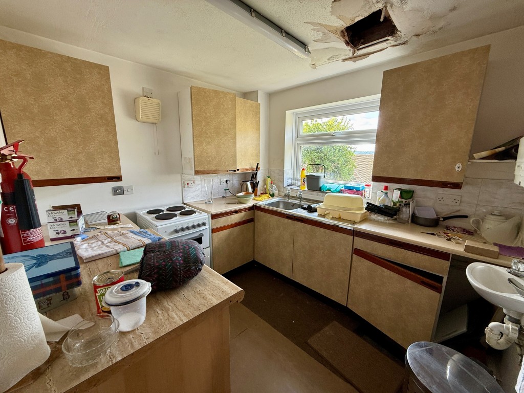 Lot: 77 - FREEHOLD DETACHED CHAPEL WITH POTENTIAL - Kitchen